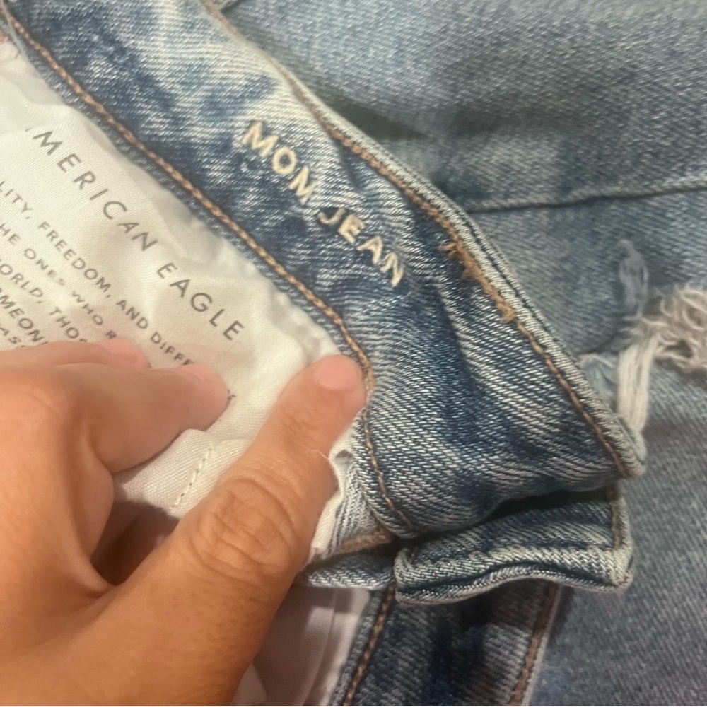 AMERICAN EAGLE Mom Jean Distressed Size 6 - Picture 8 of 8